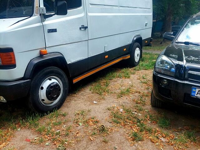 Белый Мерседес Варио, объемом двигателя 4 л и пробегом 350 тыс. км за 5000 $, фото 1 на Automoto.ua
