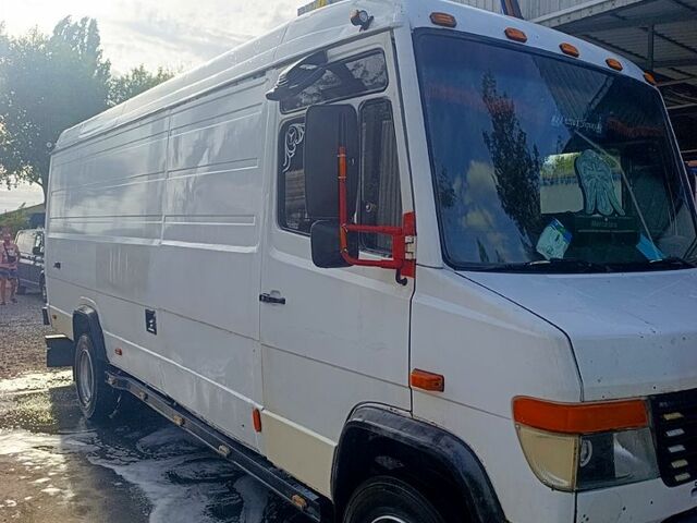 Белый Мерседес Варио, объемом двигателя 4.2 л и пробегом 800 тыс. км за 9000 $, фото 1 на Automoto.ua