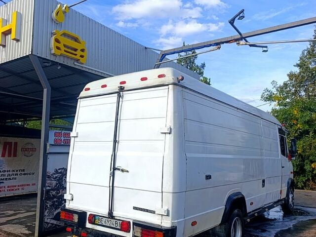 Белый Мерседес Варио, объемом двигателя 4.2 л и пробегом 800 тыс. км за 9000 $, фото 2 на Automoto.ua