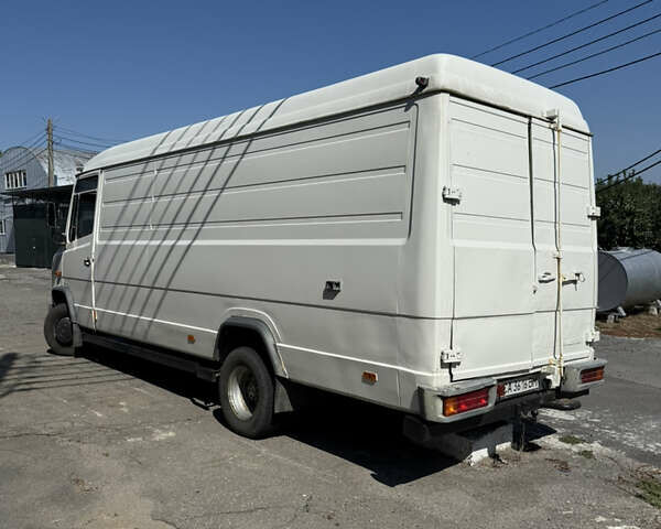 Мерседес Варио 2003 в Умани на Automoto.ua Белый Мерседес Варио, объемом двигателя 4.25 л и пробегом 500 тыс. км за 12300 $, фото 3 на Automoto.ua