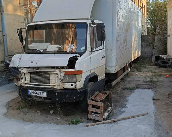 Белый Мерседес Варио, объемом двигателя 4.2 л и пробегом 300 тыс. км за 8500 $, фото 2 на Automoto.ua