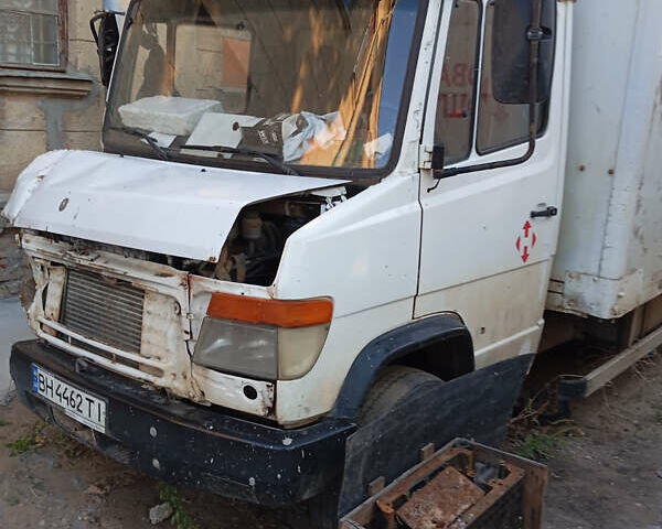 Белый Мерседес Варио, объемом двигателя 4.2 л и пробегом 300 тыс. км за 8500 $, фото 4 на Automoto.ua