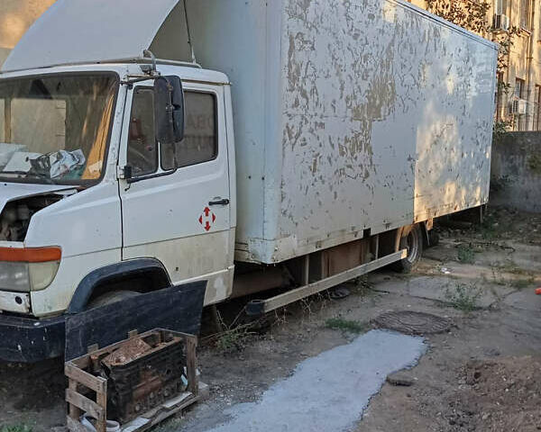 Белый Мерседес Варио, объемом двигателя 4.2 л и пробегом 300 тыс. км за 8500 $, фото 1 на Automoto.ua