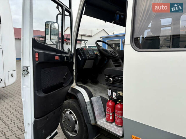 Білий Мерседес Варіо, об'ємом двигуна 4.2 л та пробігом 324 тис. км за 39013 $, фото 5 на Automoto.ua