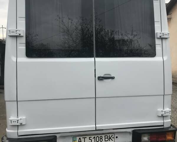 Белый Мерседес Варио, объемом двигателя 2.9 л и пробегом 180 тыс. км за 15000 $, фото 4 на Automoto.ua