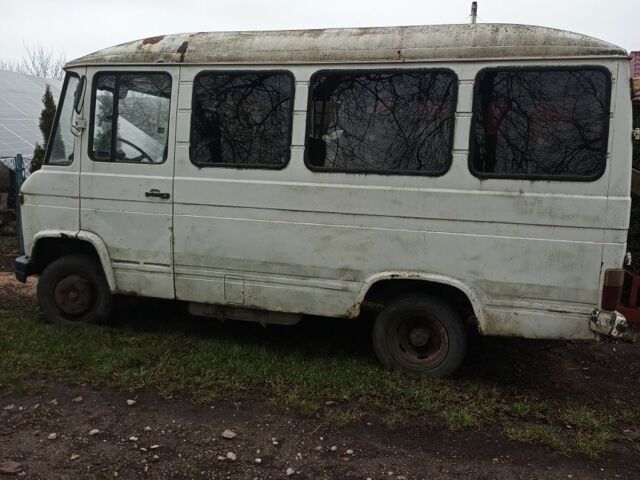 Жовтий Мерседес Варіо, об'ємом двигуна 3.8 л та пробігом 100 тис. км за 2350 $, фото 11 на Automoto.ua