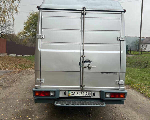 Сірий Мерседес Варіо, об'ємом двигуна 4.3 л та пробігом 400 тис. км за 15000 $, фото 7 на Automoto.ua