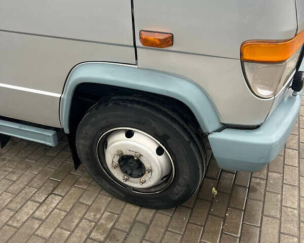 Сірий Мерседес Варіо, об'ємом двигуна 4.3 л та пробігом 400 тис. км за 15000 $, фото 5 на Automoto.ua