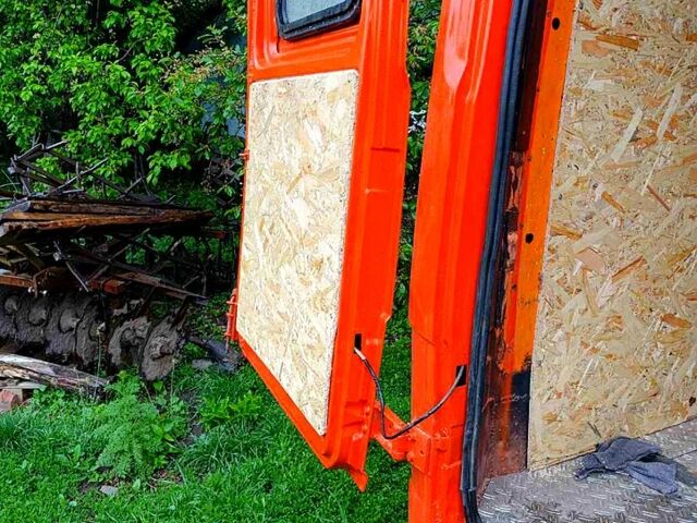 Помаранчевий Мерседес Варіо, об'ємом двигуна 4.3 л та пробігом 340 тис. км за 12500 $, фото 5 на Automoto.ua