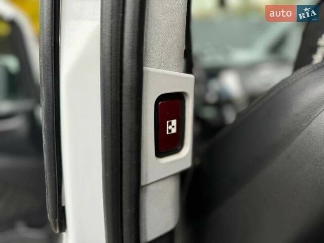 Білий Мерседес Віано, об'ємом двигуна 2.2 л та пробігом 419 тис. км за 15200 $, фото 10 на Automoto.ua