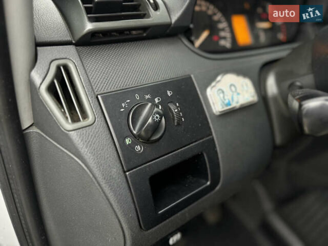 Белый Мерседес Виано, объемом двигателя 2.2 л и пробегом 293 тыс. км за 10700 $, фото 36 на Automoto.ua