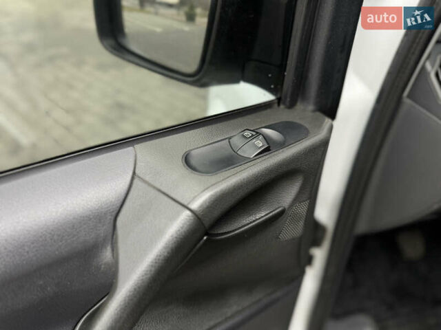 Белый Мерседес Виано, объемом двигателя 2.2 л и пробегом 293 тыс. км за 10700 $, фото 34 на Automoto.ua