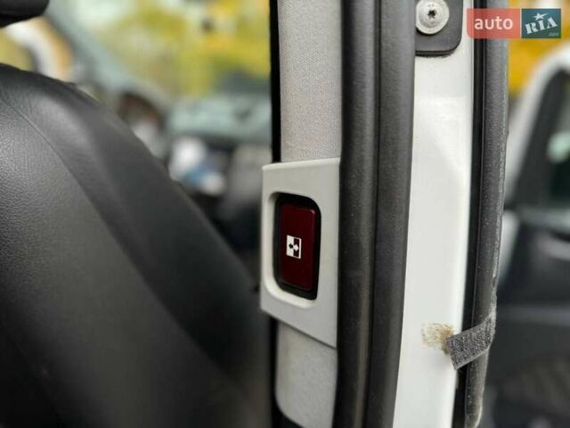 Білий Мерседес Віано, об'ємом двигуна 2.2 л та пробігом 419 тис. км за 15200 $, фото 17 на Automoto.ua