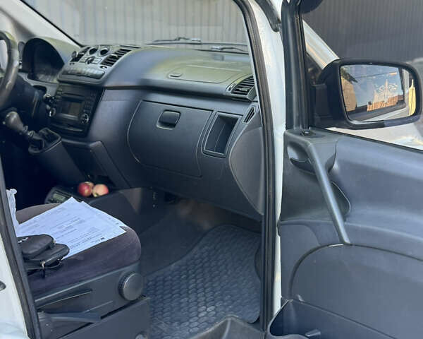 Белый Мерседес Виано, объемом двигателя 2.14 л и пробегом 393 тыс. км за 11469 $, фото 11 на Automoto.ua