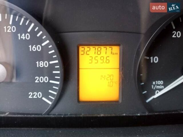 Белый Мерседес Виано, объемом двигателя 2.14 л и пробегом 329 тыс. км за 12500 $, фото 3 на Automoto.ua