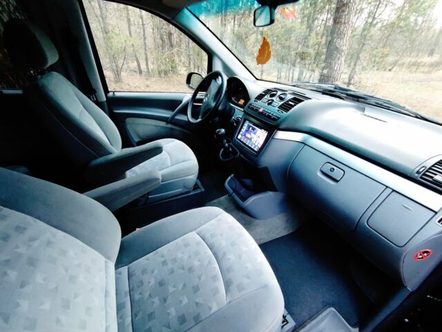 Черный Мерседес Виано, объемом двигателя 2.2 л и пробегом 236 тыс. км за 5900 $, фото 7 на Automoto.ua