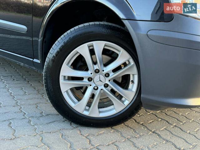 Черный Мерседес Виано, объемом двигателя 2.2 л и пробегом 306 тыс. км за 16500 $, фото 4 на Automoto.ua