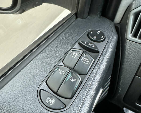 Мерседес Виано 2013 в Киеве на Automoto.ua Черный Мерседес Виано, объемом двигателя 3.5 л и пробегом 180 тыс. км за 18900 $, фото 57 на Automoto.ua