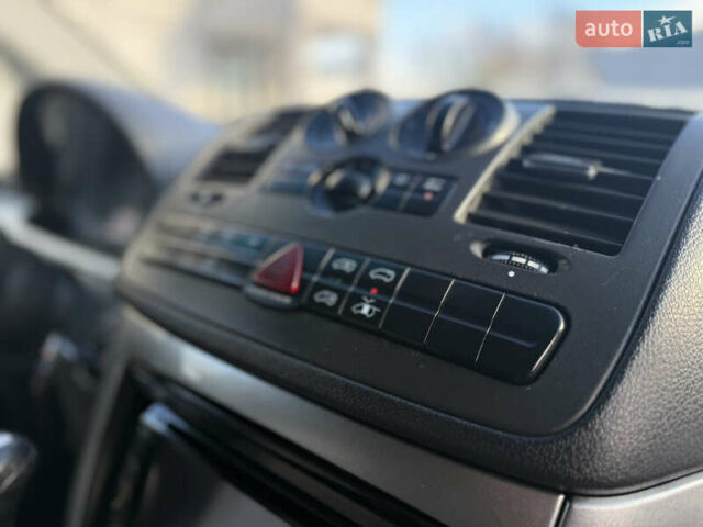 Серый Мерседес Виано, объемом двигателя 2.15 л и пробегом 442 тыс. км за 9500 $, фото 29 на Automoto.ua