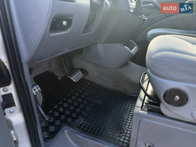 Серый Мерседес Виано, объемом двигателя 2.15 л и пробегом 442 тыс. км за 9500 $, фото 25 на Automoto.ua