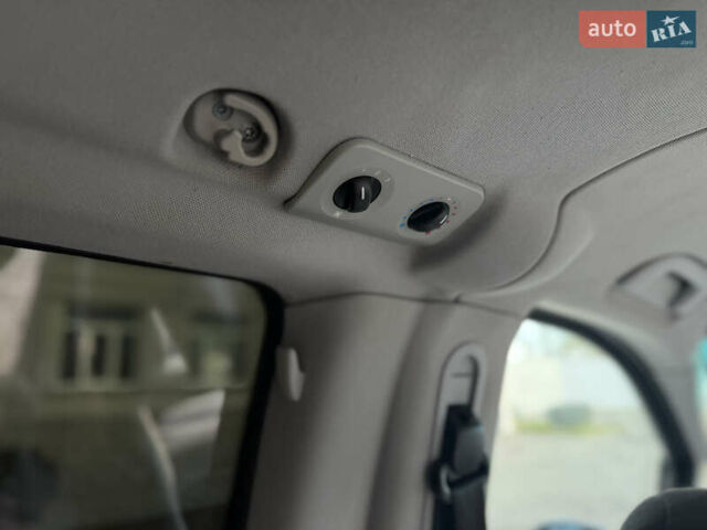 Серый Мерседес Виано, объемом двигателя 2.15 л и пробегом 442 тыс. км за 9500 $, фото 38 на Automoto.ua