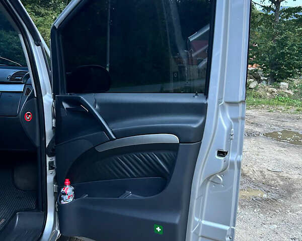Сірий Мерседес Віано, об'ємом двигуна 2.15 л та пробігом 271 тис. км за 12800 $, фото 12 на Automoto.ua