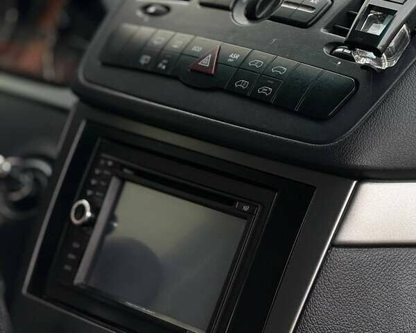 Серый Мерседес Виано, объемом двигателя 2.2 л и пробегом 221 тыс. км за 19900 $, фото 5 на Automoto.ua