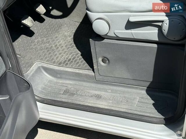 Серый Мерседес Виано, объемом двигателя 2.14 л и пробегом 293 тыс. км за 17900 $, фото 25 на Automoto.ua