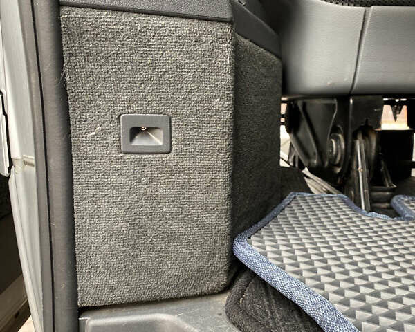 Серый Мерседес Виано, объемом двигателя 3.5 л и пробегом 305 тыс. км за 15700 $, фото 4 на Automoto.ua