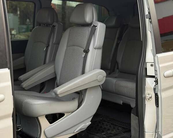 Серый Мерседес Виано, объемом двигателя 2.2 л и пробегом 221 тыс. км за 19900 $, фото 1 на Automoto.ua