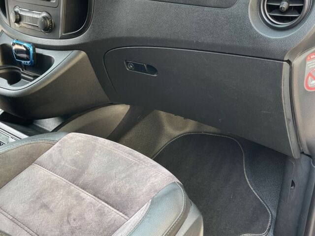 Белый Мерседес Вито, объемом двигателя 2 л и пробегом 230 тыс. км за 26000 $, фото 13 на Automoto.ua