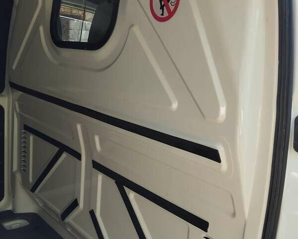 Білий Мерседес Віто, об'ємом двигуна 2.15 л та пробігом 350 тис. км за 4499 $, фото 2 на Automoto.ua