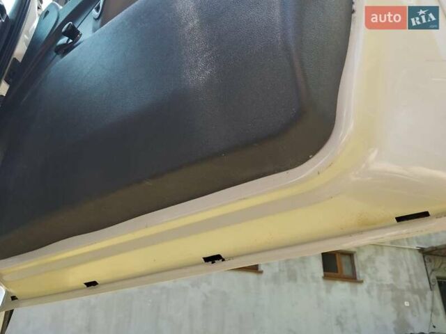 Білий Мерседес Віто, об'ємом двигуна 2.15 л та пробігом 350 тис. км за 4499 $, фото 5 на Automoto.ua