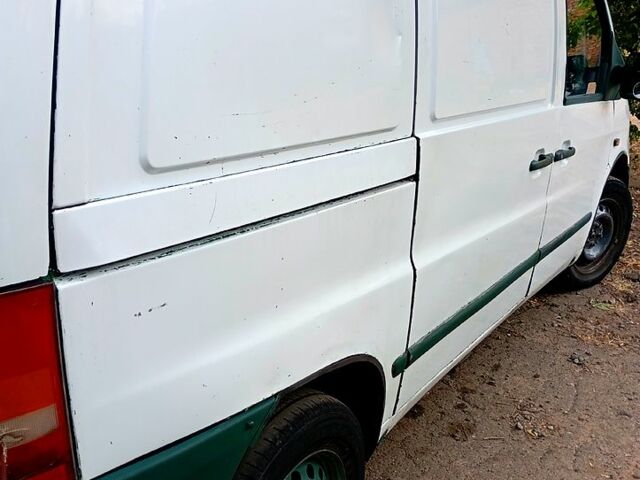 Белый Мерседес Вито, объемом двигателя 2.1 л и пробегом 386 тыс. км за 3900 $, фото 4 на Automoto.ua