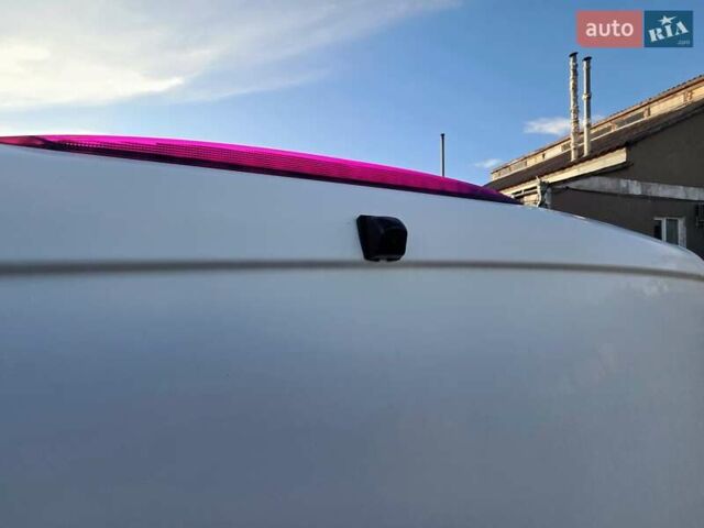 Белый Мерседес Вито, объемом двигателя 2.15 л и пробегом 388 тыс. км за 4800 $, фото 7 на Automoto.ua