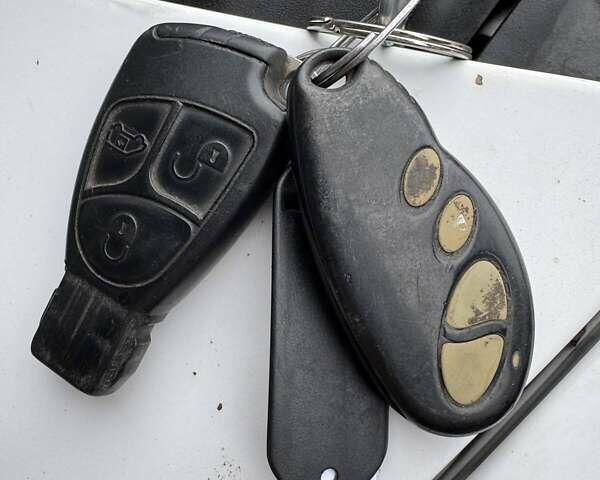 Белый Мерседес Вито, объемом двигателя 2.15 л и пробегом 500 тыс. км за 6200 $, фото 2 на Automoto.ua