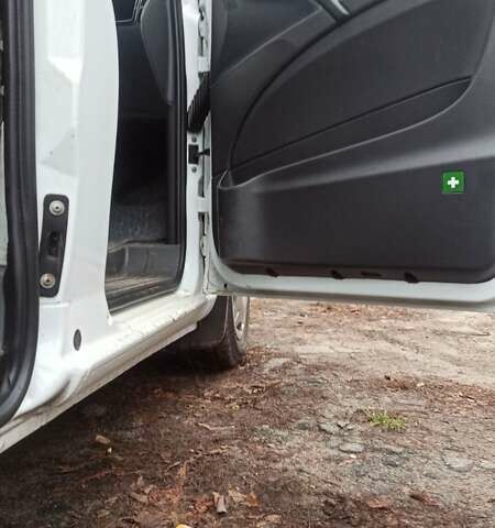 Белый Мерседес Вито, объемом двигателя 2.14 л и пробегом 213 тыс. км за 13500 $, фото 6 на Automoto.ua