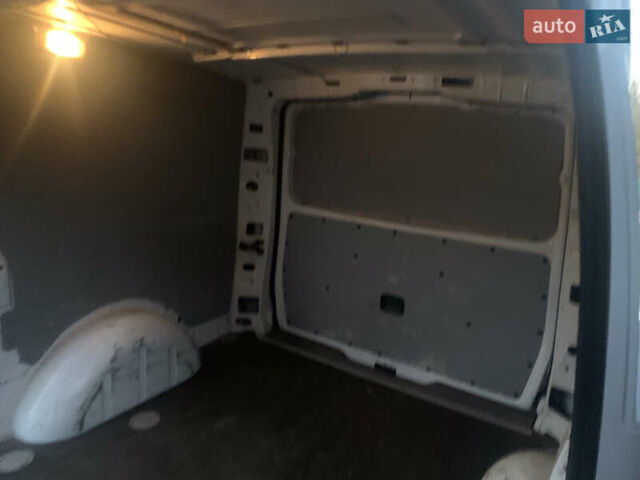 Белый Мерседес Вито, объемом двигателя 2.15 л и пробегом 338 тыс. км за 10500 $, фото 4 на Automoto.ua