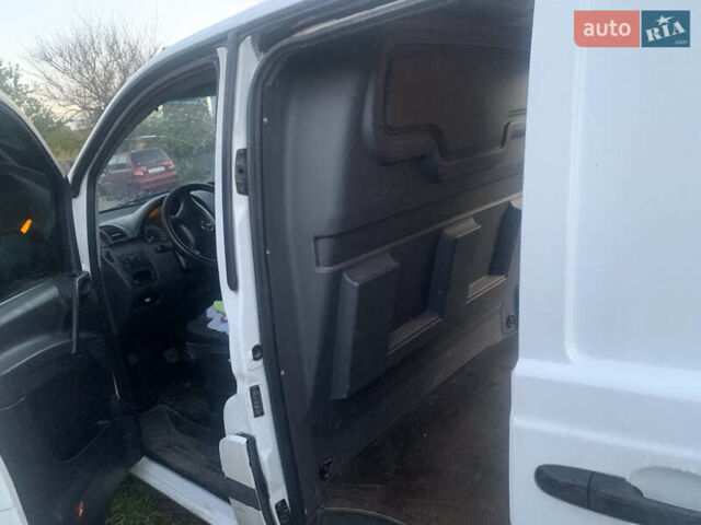Белый Мерседес Вито, объемом двигателя 2.15 л и пробегом 338 тыс. км за 10500 $, фото 3 на Automoto.ua