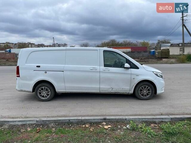 Белый Мерседес Вито, объемом двигателя 1.6 л и пробегом 250 тыс. км за 18000 $, фото 2 на Automoto.ua