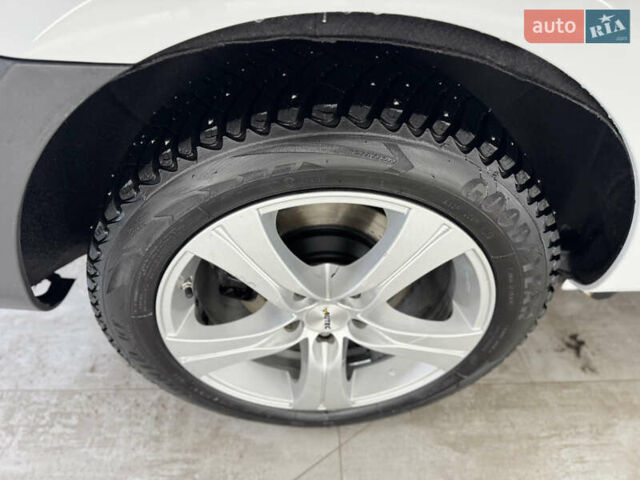 Белый Мерседес Вито, объемом двигателя 2.14 л и пробегом 143 тыс. км за 15999 $, фото 6 на Automoto.ua