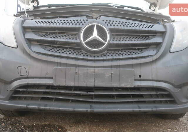 Белый Мерседес Вито, объемом двигателя 2.2 л и пробегом 187 тыс. км за 13500 $, фото 3 на Automoto.ua