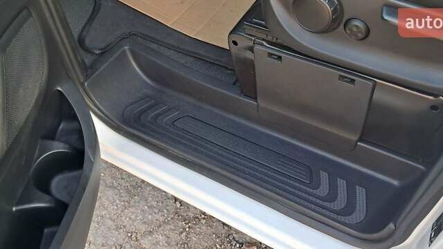 Білий Мерседес Віто, об'ємом двигуна 2.15 л та пробігом 319 тис. км за 18900 $, фото 29 на Automoto.ua