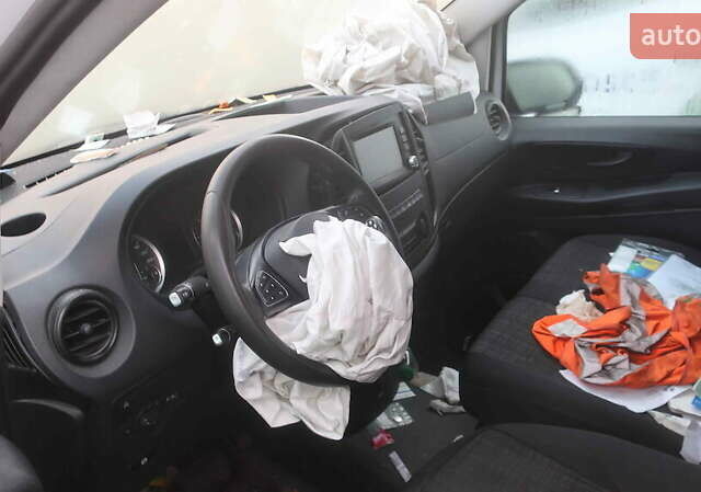 Белый Мерседес Вито, объемом двигателя 2.2 л и пробегом 187 тыс. км за 13500 $, фото 4 на Automoto.ua