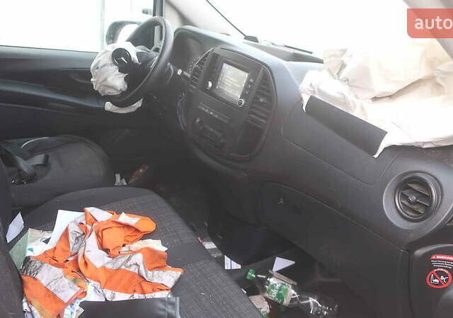 Белый Мерседес Вито, объемом двигателя 2.2 л и пробегом 187 тыс. км за 13500 $, фото 5 на Automoto.ua