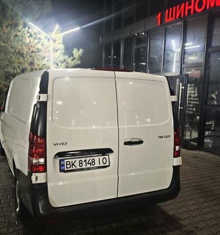 Белый Мерседес Вито, объемом двигателя 2.14 л и пробегом 440 тыс. км за 21500 $, фото 2 на Automoto.ua