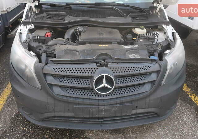 Белый Мерседес Вито, объемом двигателя 2.2 л и пробегом 187 тыс. км за 13500 $, фото 2 на Automoto.ua