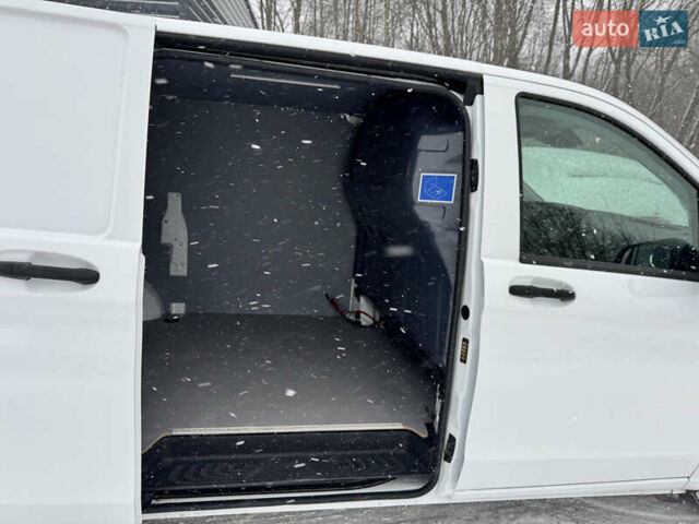 Белый Мерседес Вито, объемом двигателя 2.14 л и пробегом 230 тыс. км за 20000 $, фото 14 на Automoto.ua
