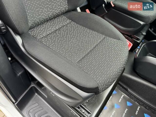 Белый Мерседес Вито, объемом двигателя 2 л и пробегом 186 тыс. км за 25500 $, фото 29 на Automoto.ua