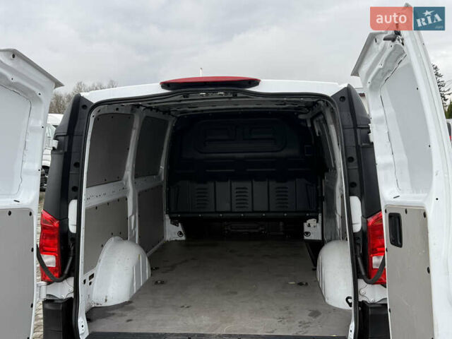 Белый Мерседес Вито, объемом двигателя 1.8 л и пробегом 126 тыс. км за 17777 $, фото 5 на Automoto.ua